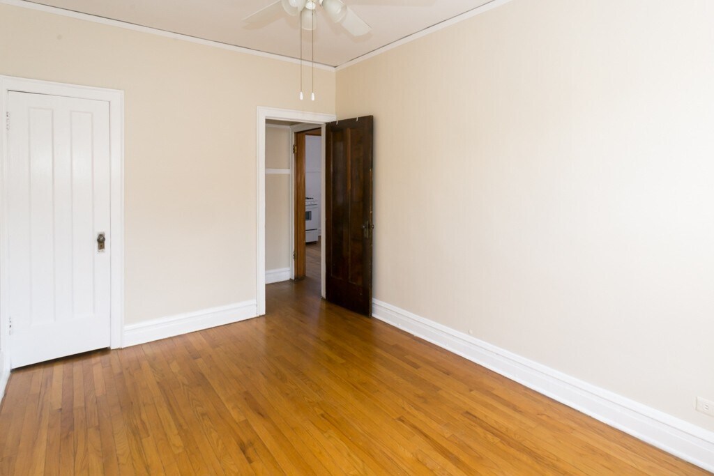 Building Photo - 4824 W Addison St