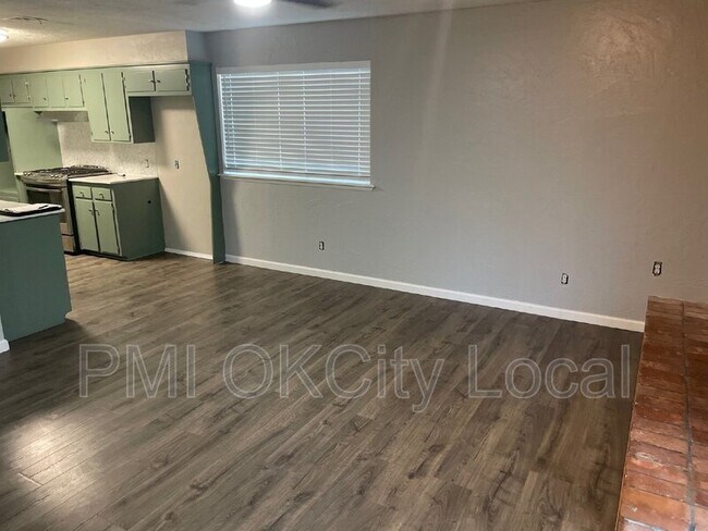 Building Photo - 3708 N Eagle Ln
