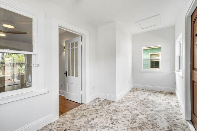 Building Photo - 416 S L St