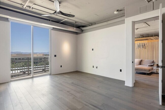 Building Photo - 2211 E Camelback Rd