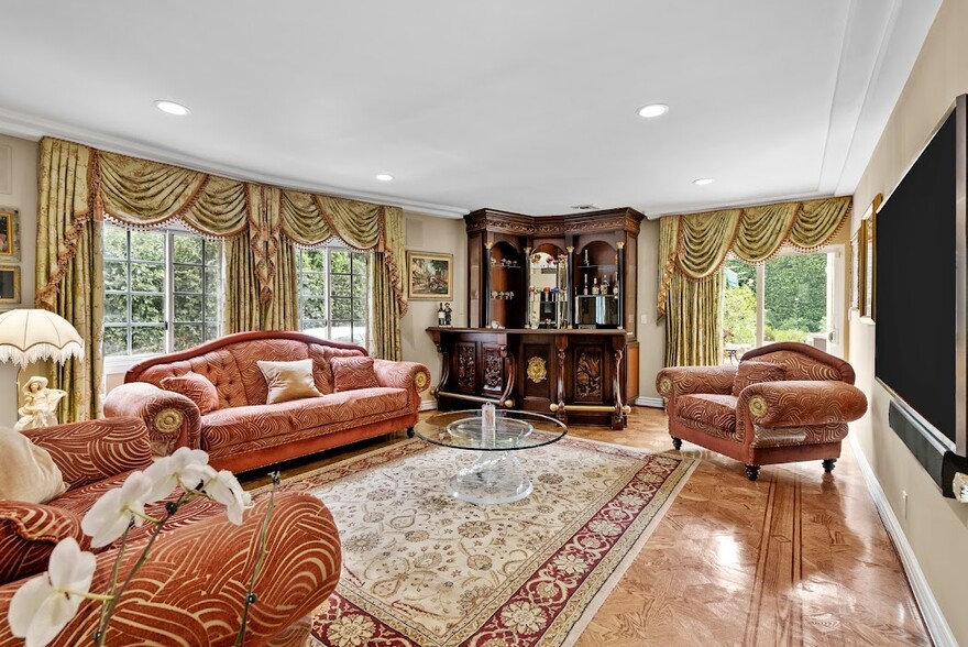 Building Photo - 1617 N Orange Grove Ave