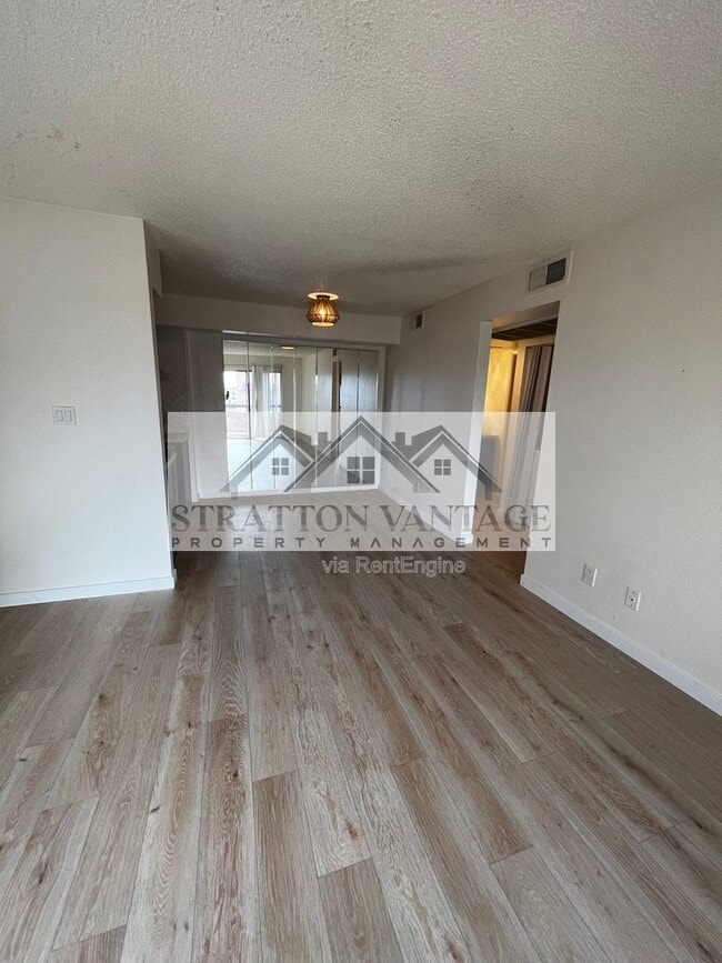 Building Photo - 2625 E Indian School Rd