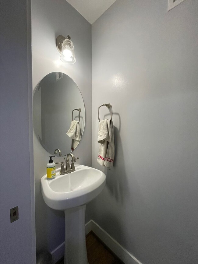 Building Photo - Spacious 2BR Townhouse with Backyard & Bon...