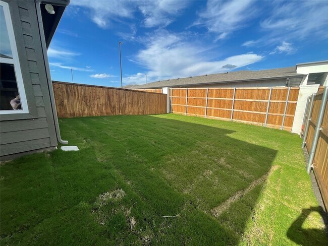 Building Photo - 2813 Peony Dr
