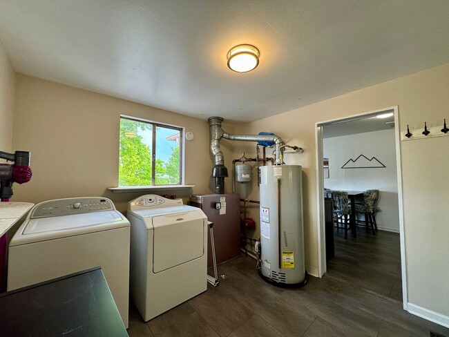 Building Photo - Beautiful 2 Bedroom Ranch Home Furnished o...