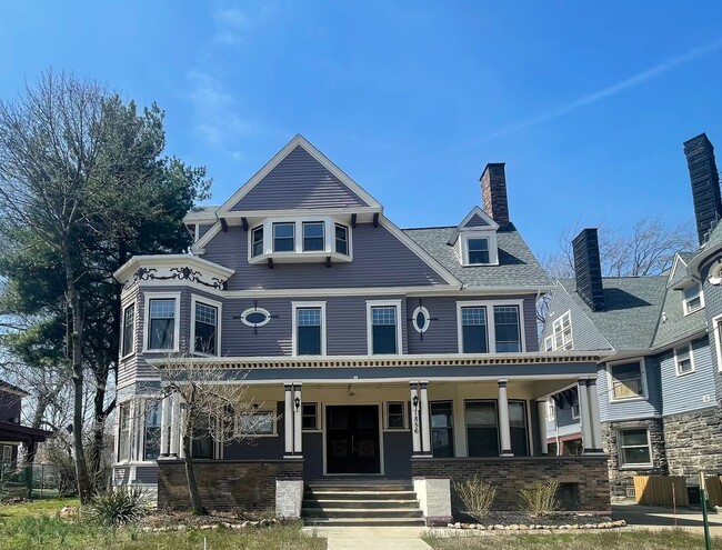 Building Photo - Beautiful Victorian One Bedroom Suites