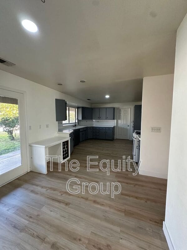 Building Photo - 830 W Vassar Ave