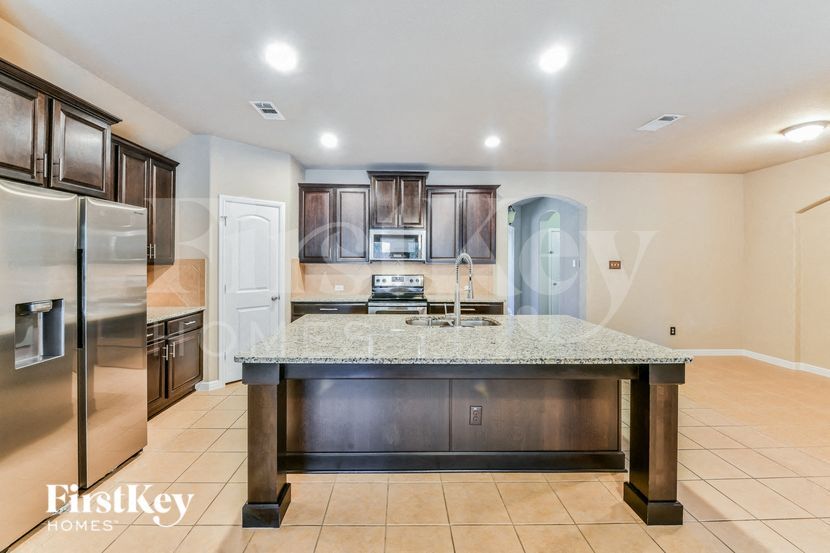 Building Photo - 649 Bent Oak Dr