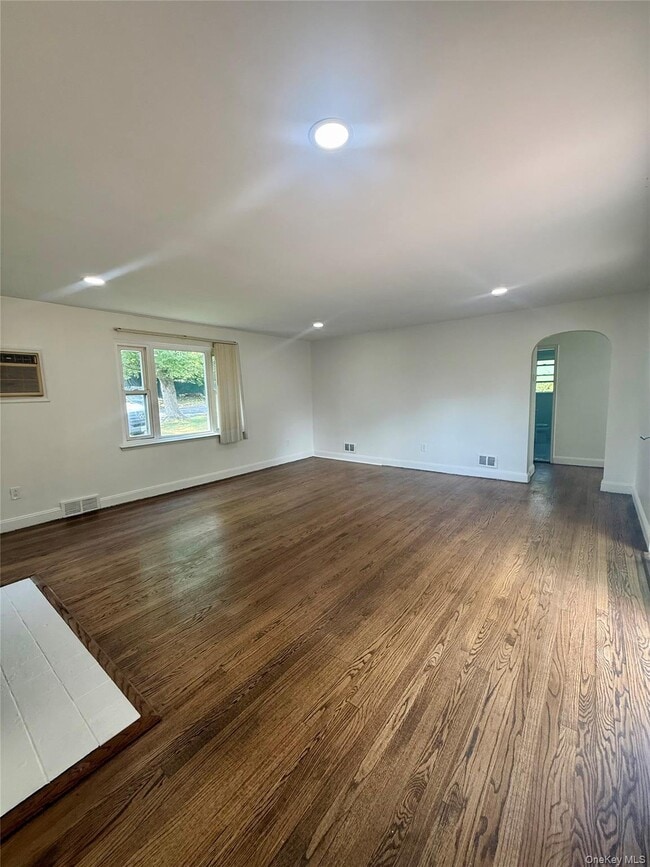 Building Photo - 11 Willow Ln