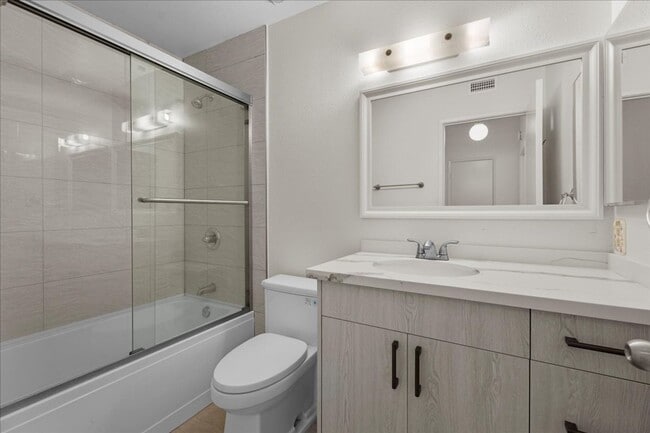 Building Photo - Spacious Tri-Level Townhome with Private Garage and Renovated Kitchen