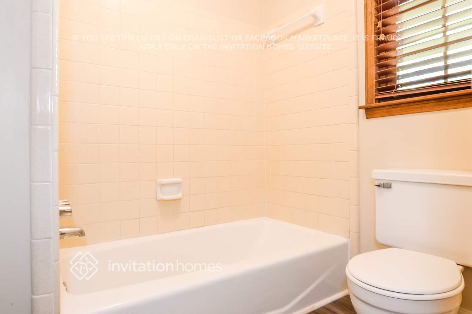 Building Photo - 5120 E Shore Dr SW