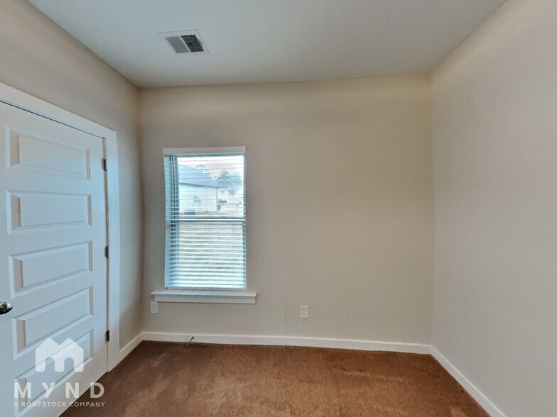 Building Photo - 176 Park Dr N