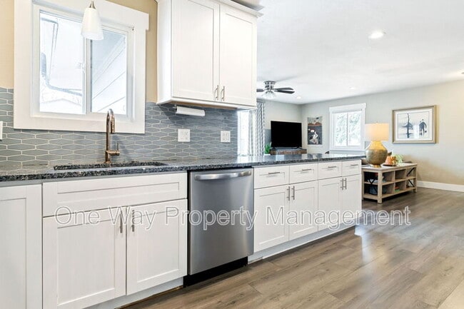 Building Photo - 918 Woodbine Dr