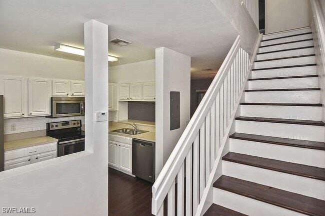 Building Photo - 10100 Poppy Hill Dr