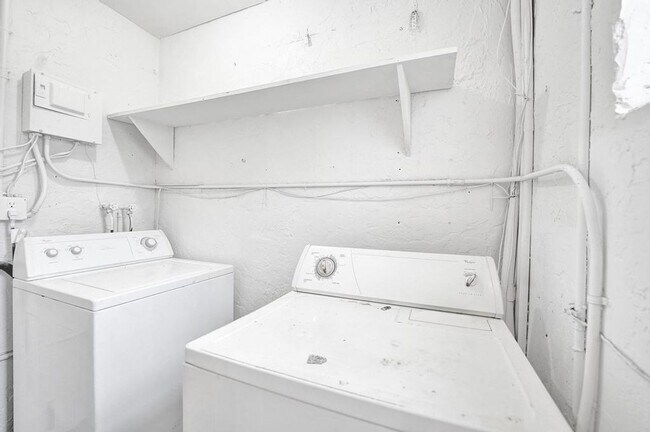 Building Photo - 3 BR / 3 BA + Patio + Parking AVAIL 8/1