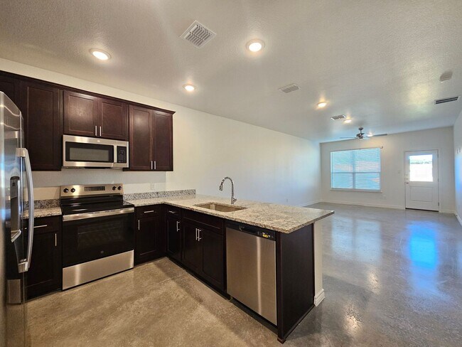 Building Photo - 644 Pacific Crest Trl