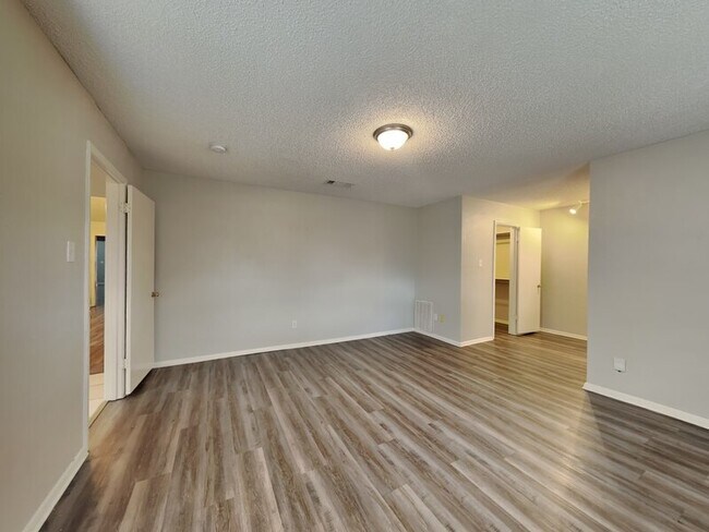 Building Photo - 1505 Wade Dr