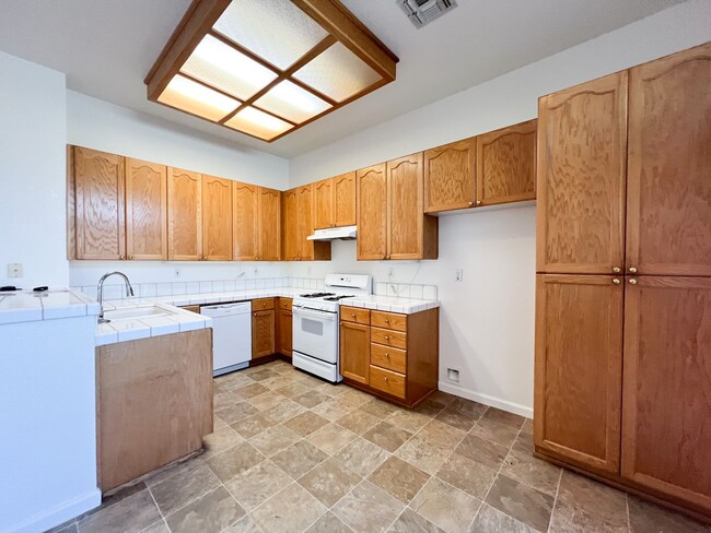 Building Photo - Laguna West 4 Bed, 2 Bath Home