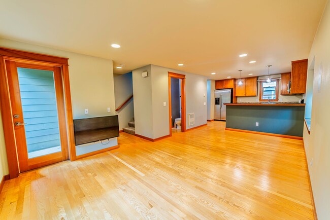 Building Photo - Beautiful 2BR/1.5BA Corner Townhome in the...