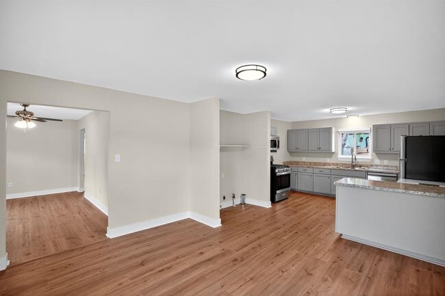 Building Photo - 515 W 8th St