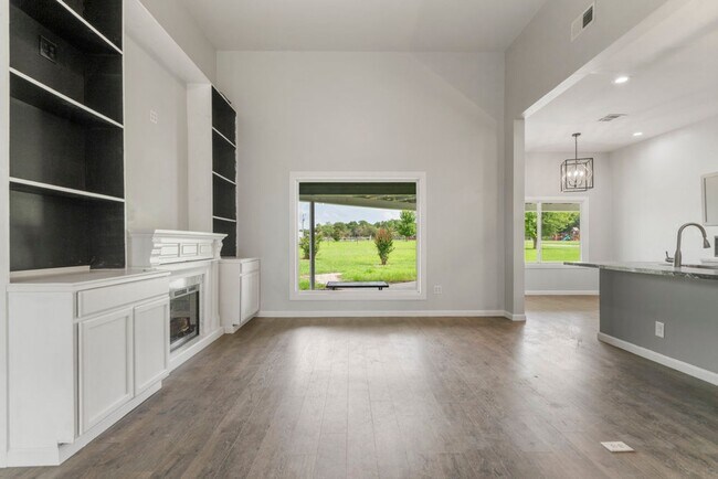 Building Photo - Modern Comfort on 1 Acre in Coweta – Available Now!