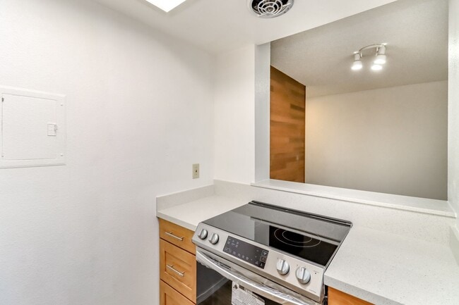 Building Photo - Bellevue Manor Condo, Great Location acros...