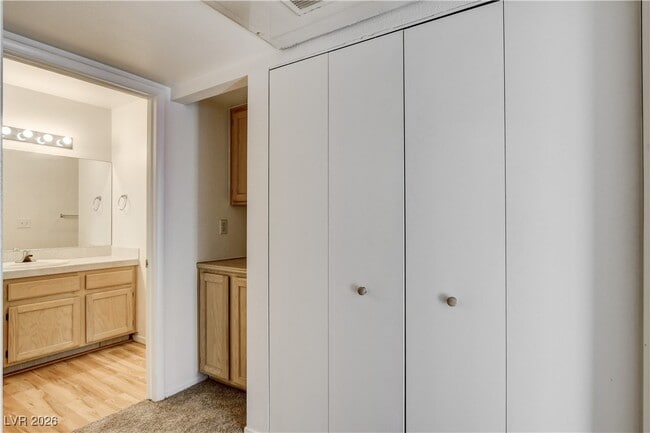 Building Photo - 7100 W Pirates Cove Rd