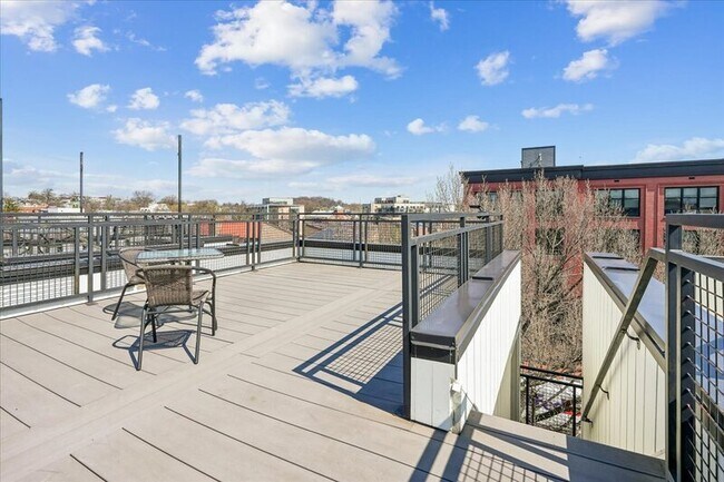 Building Photo - 810 13th St NE