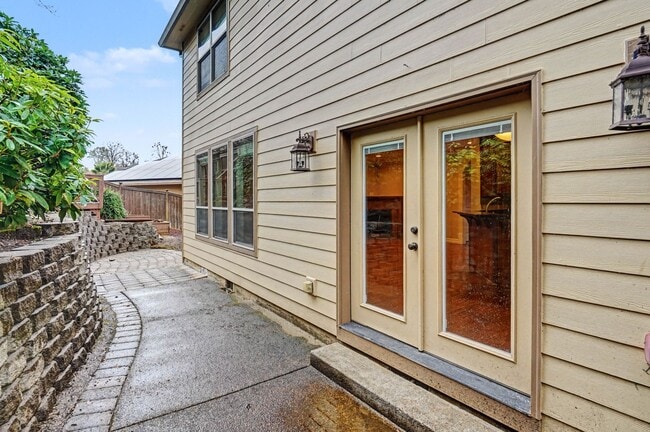 Building Photo - 4 bed, 2.5 bath Two-Story Home in West Salem