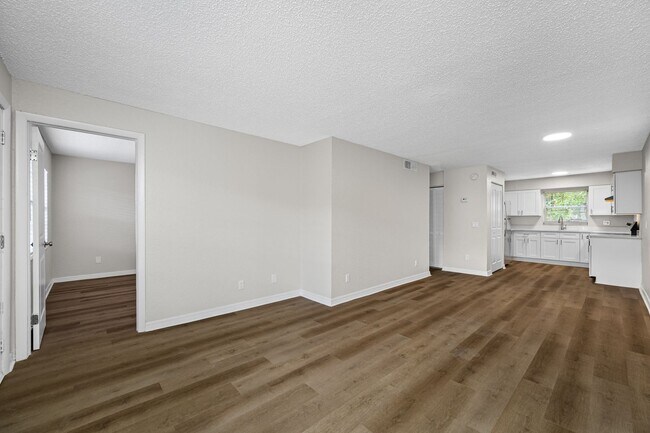 Building Photo - Newly Renovated 2 Bed-2 Bath Apartment wit...