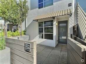 Building Photo - Beautiful 1 Bedroom Condo with Large Patio