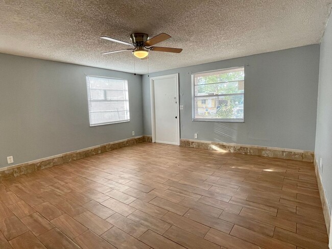 Building Photo - Sunny Lakes