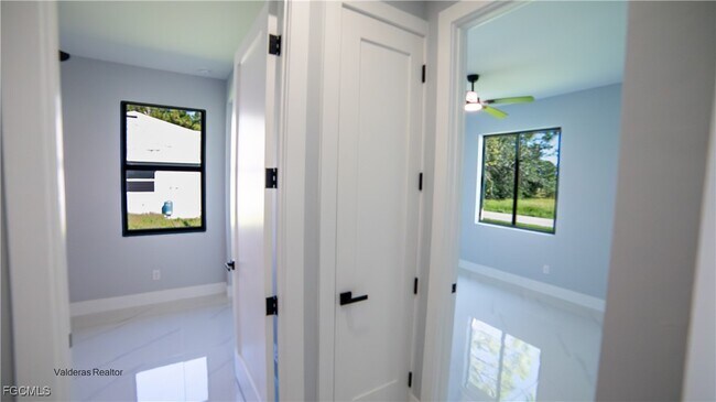 Building Photo - 2401-2403 Matena Ave S