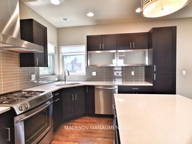 Building Photo - Modern Townhouse blocks from Green Lake