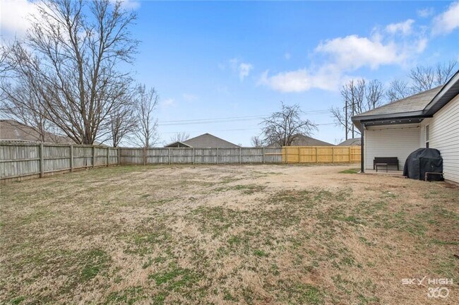 Building Photo - 906 SW Terry Ln