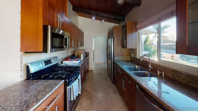 Building Photo - Large house on Prosperity! Private Yard!