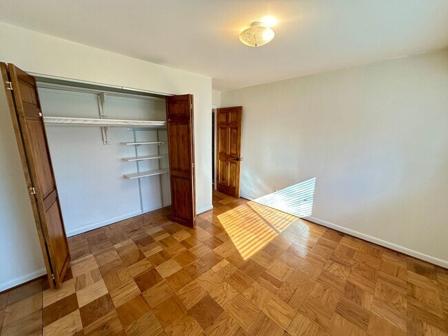 Building Photo - Rarely available 3-Bed, 2-Bath condo in th...