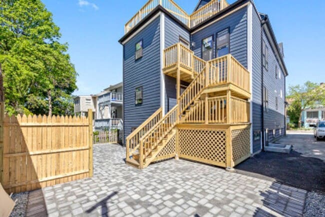 Building Photo - TUFTS 5 bed 5.5 bath - Available 6/1
