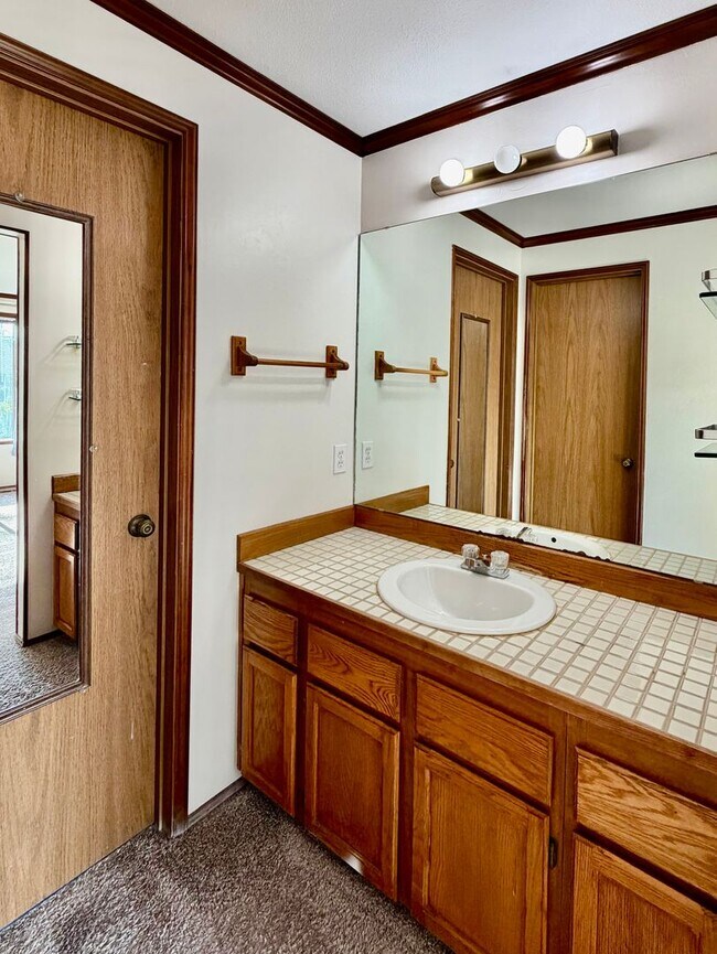 Building Photo - 4 Bed / 2.5 Bath Education hill in Redmond 2-story home $4,095/month