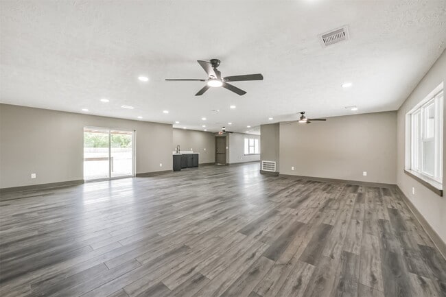 Building Photo - 9030 Almeda Genoa Rd