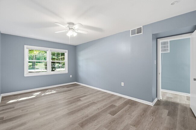 Building Photo - Discover stylish, low maintenance living in this beautifully updated two bedroom, one bathroom co...