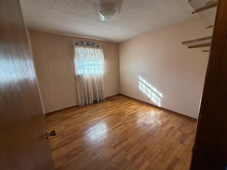 Building Photo - 4410 E 26th St