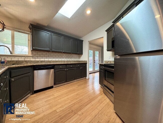 Building Photo - Charming 3-Bedroom Home with Fenced Yard & 2-Car Garage Near Downtown Puyallup!!