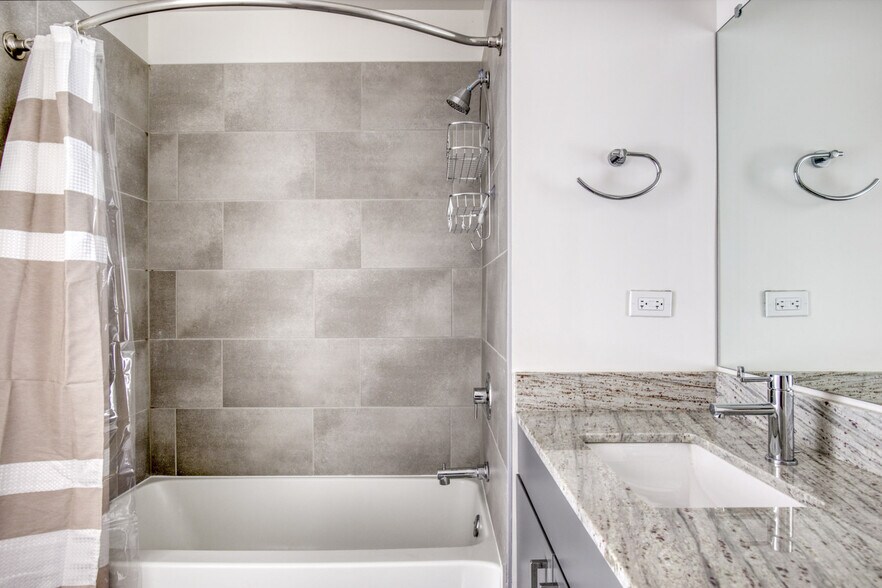 Building Photo - 2340 N California Ave