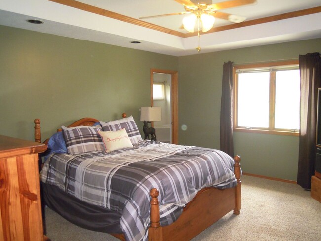 Building Photo - 2000+ sq ft, 3-4 bed, 2 bath, 2 car garage...