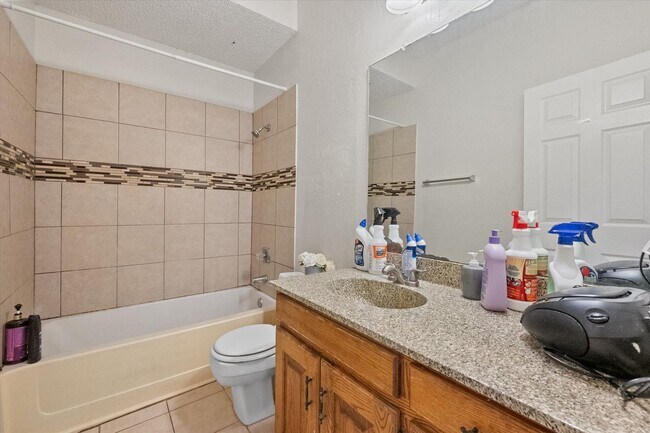 Building Photo - Quiet Cedar Hill Duplex on a Cul-d-sac