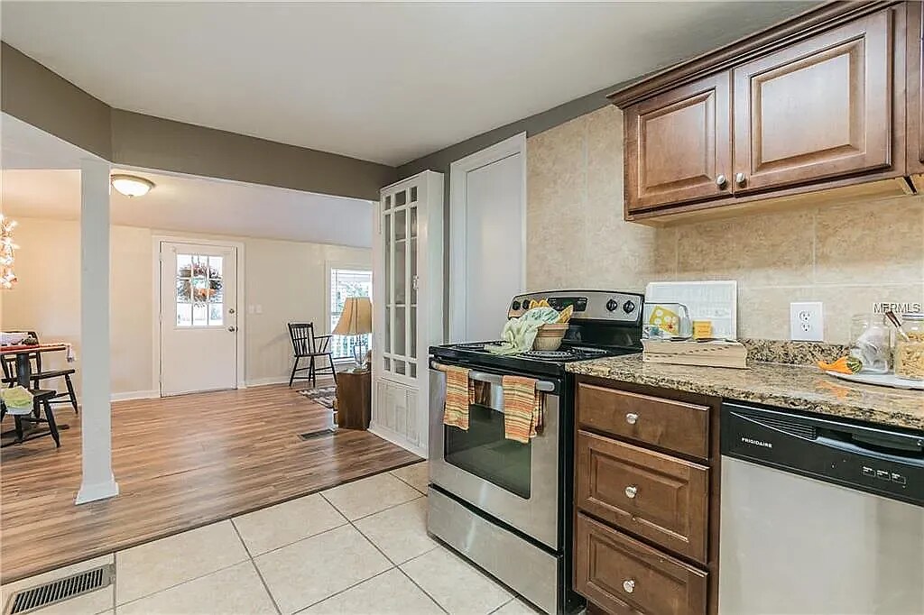 Building Photo - 228 W Jean St