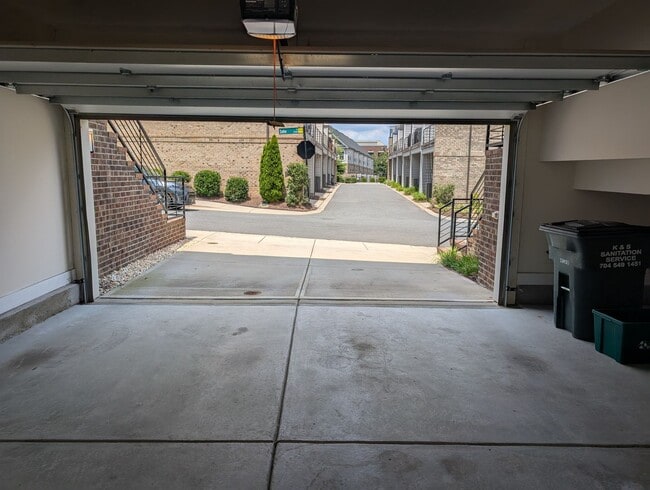 Building Photo - Georgeous townhome located in the Central ...