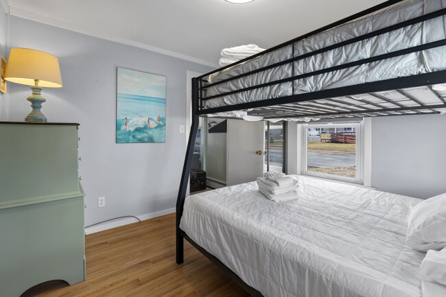 Building Photo - WINTER RENTAL Fully Furnished 2 Bedroom Co...