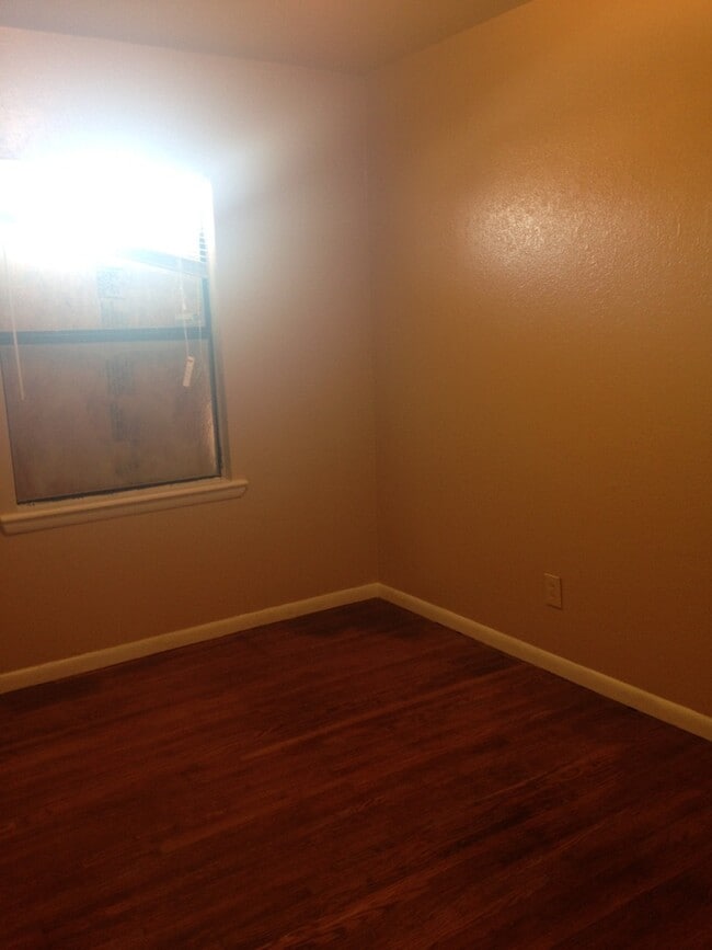 Building Photo - 3 Bedroom  Bath House with 1 Car Garage